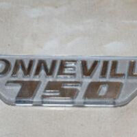 83-7252 - BADGE - PANEL - TRI T140 - SILVER/GREY - OEM | Triumph
